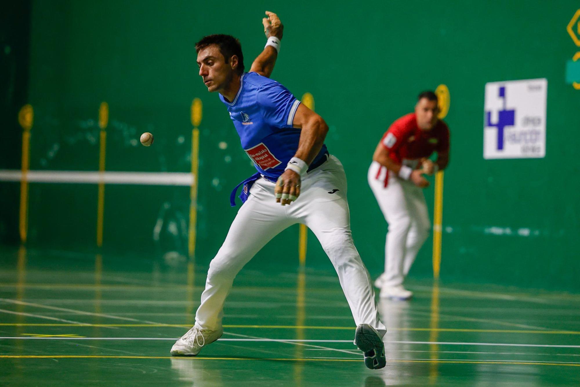 Erik Jaka vence a Peio Etxeberria en Atarrabia en los cuartos de final del Cuatro y Medio.