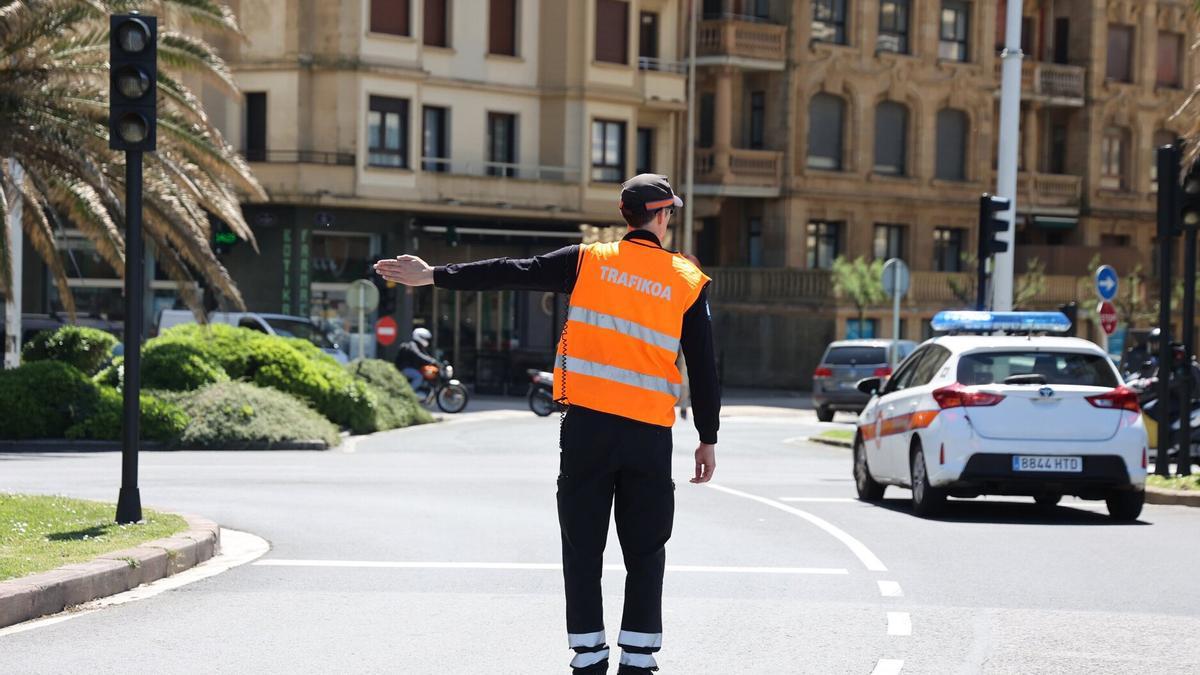 En la imagen. un agente de Movilidad dirige el tráfico