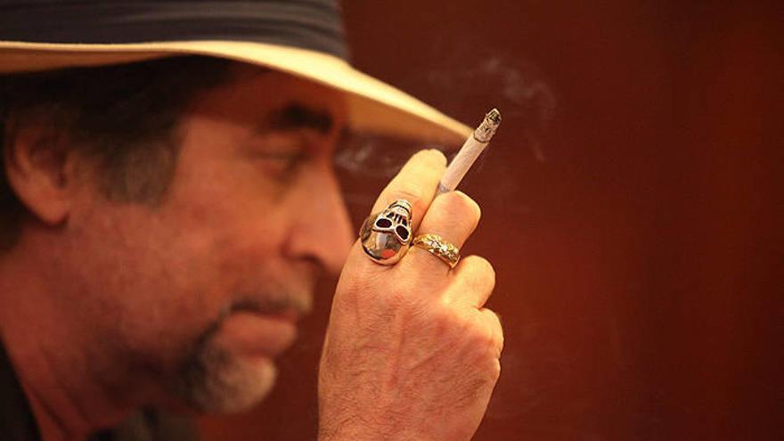 El polémico y costoso cigarro de Joaquín Sabina