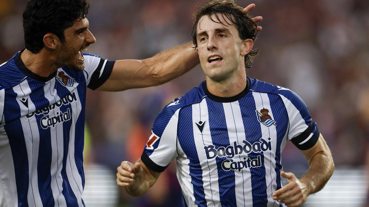 Gonçalo Guedes felicita a Álvaro Odriozola por su gol en Barcelona