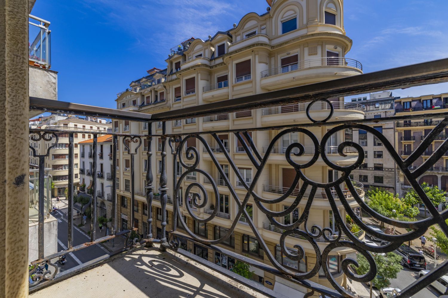 Vivir en el corazón de San Sebastián: espacio, luz y carácter en el Gros más exclusivo