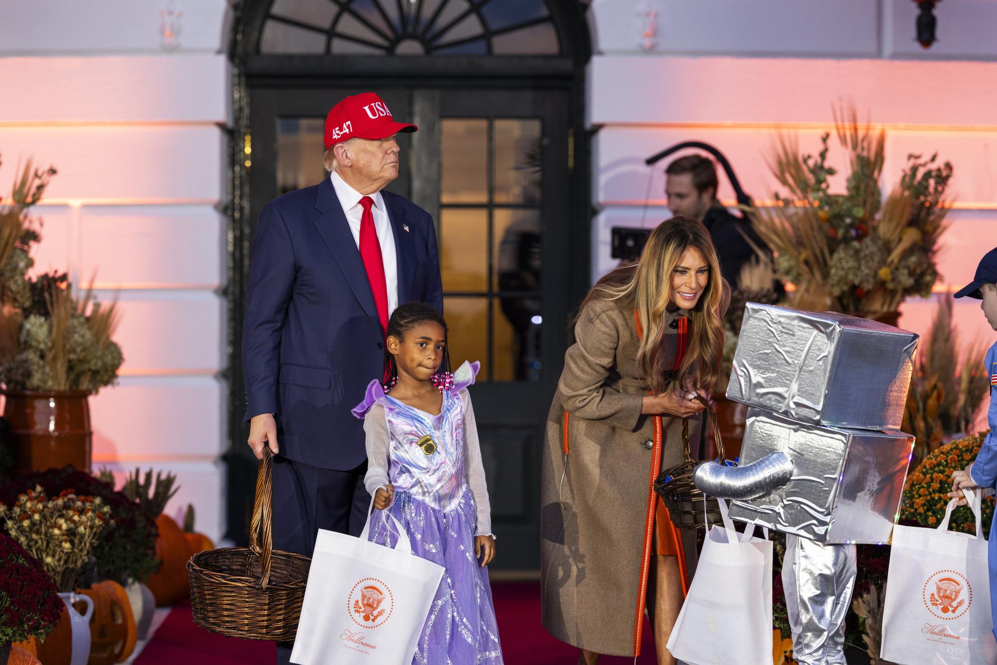 Melania y Trump se rinden ante Halloween: dulces, niños y calabazas en la Casa Blanca
