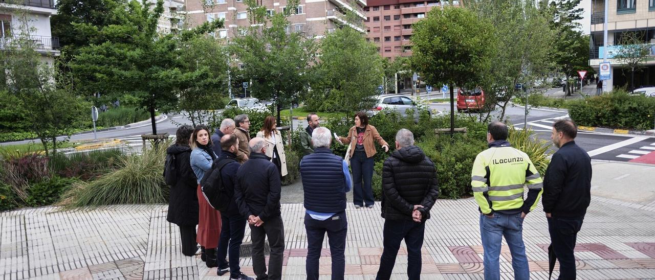 Fotos de la visita municipal tras el fin de las obras en la calle Fuente del Hierro de Pamplona