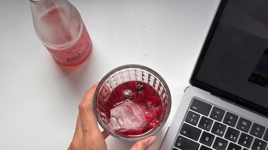 Ni mejora la digestión ni reduce el colesterol: la OCU desmonta los mitos más repetidos de la kombucha