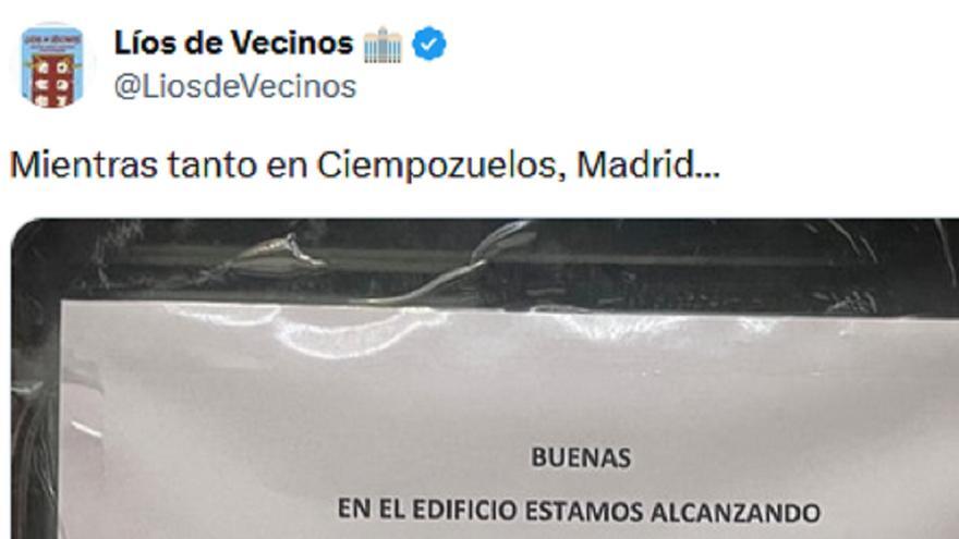 Un vecino se corona con el cartel que pone quejándose del olor a porro en una comunidad