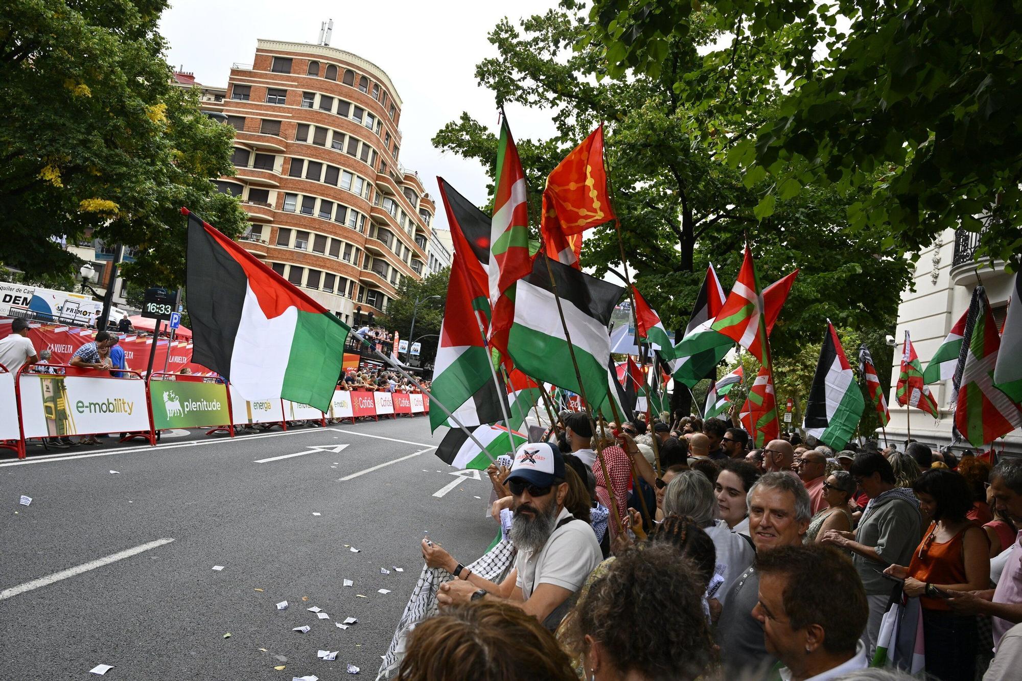 En imágenes: protesta contra el Israel al paso de la La Vuelta por Bilbao