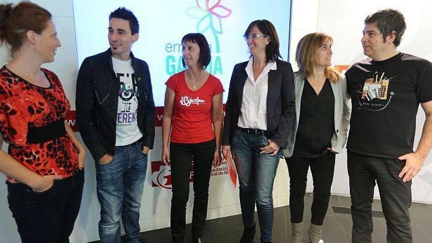 Miembros de la ikastola Seber Altube y las instituciones, junto a los rostros conocidos que participan en &#039;Erronka Garbia!&#039;.