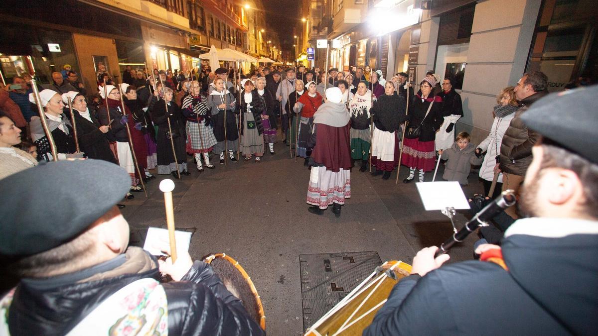 En imágenes: los coros vuelven por Santa Águeda a Vitoria