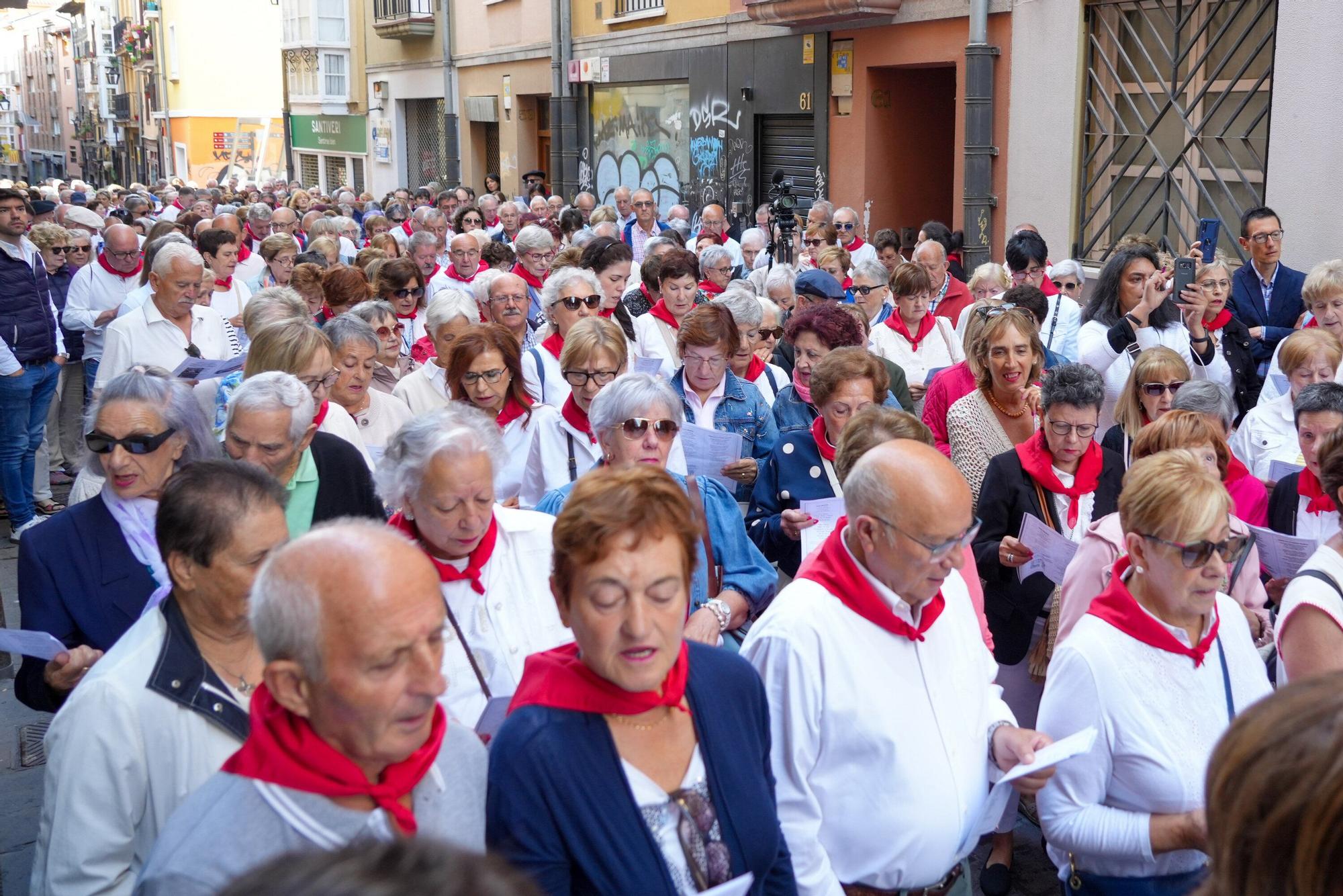 En imágenes: Los auroros despiertan a Vitoria con sus canciones