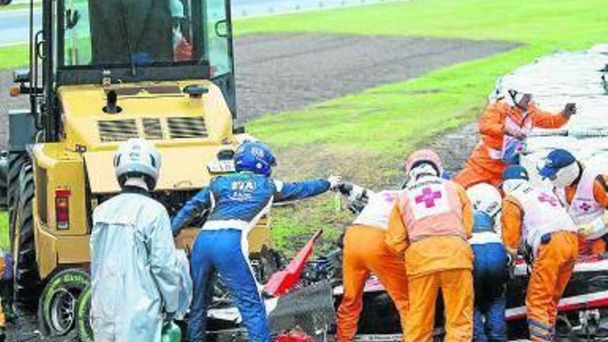 Varios médicos, en el momento del accidente en el GP de Japón.