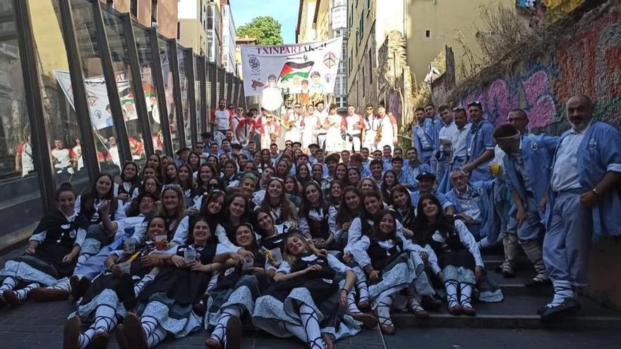 Nace Denok Bat, una tercera agrupación de blusas y neskas de Vitoria