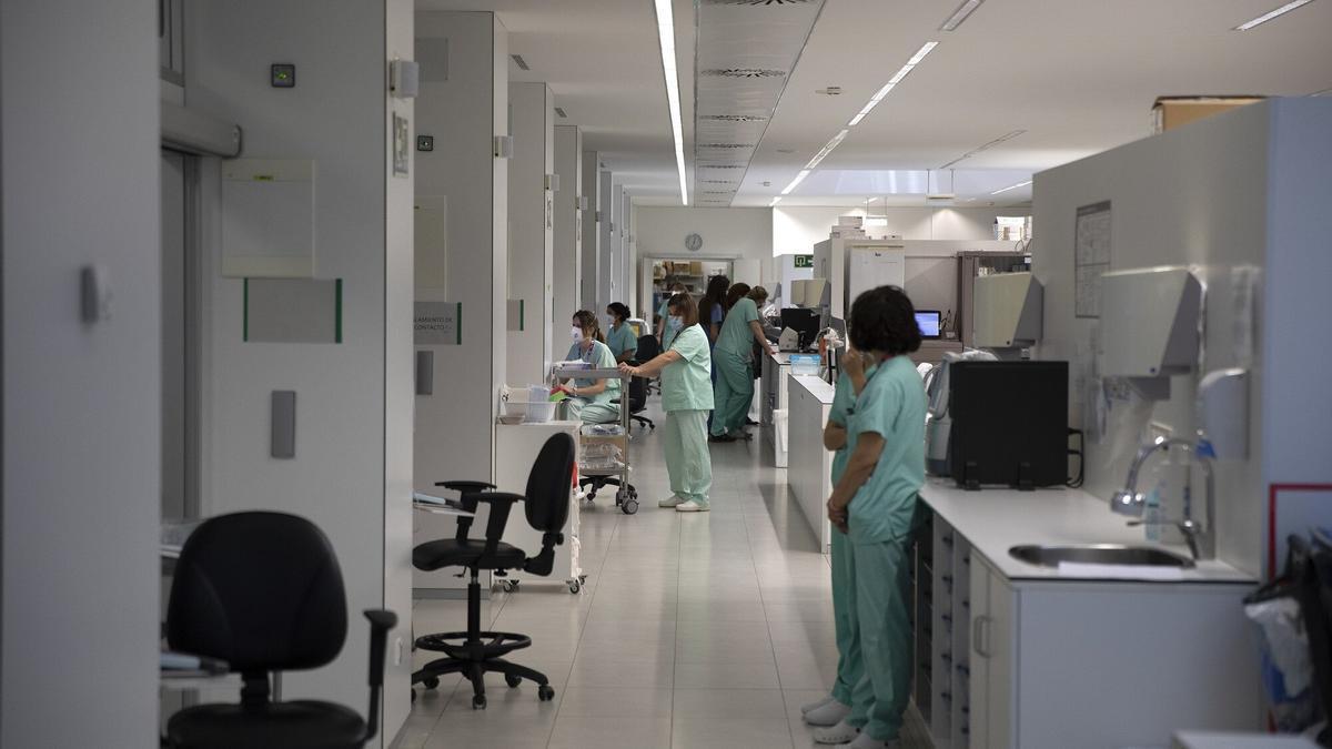 Sanitarias trabajando en la Unidad de Cuidados Intesivos (UCI) del HUN.