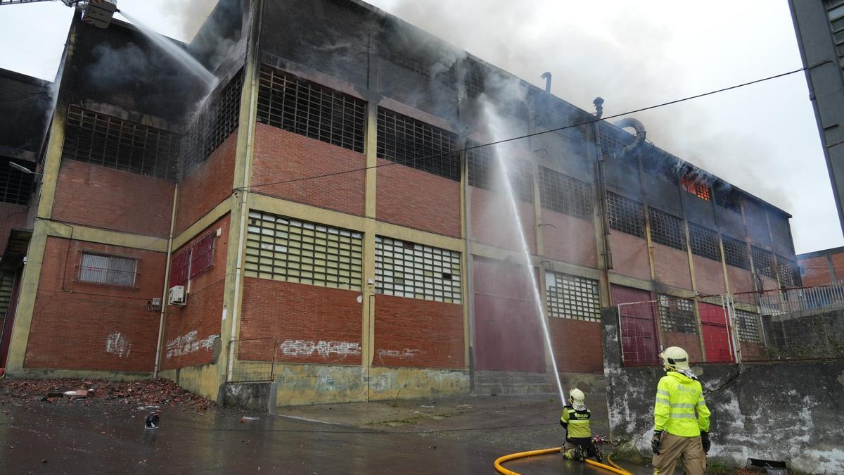 Bomberos de la Diputación trabajan en la extinción de un incendio en Arrigorriaga