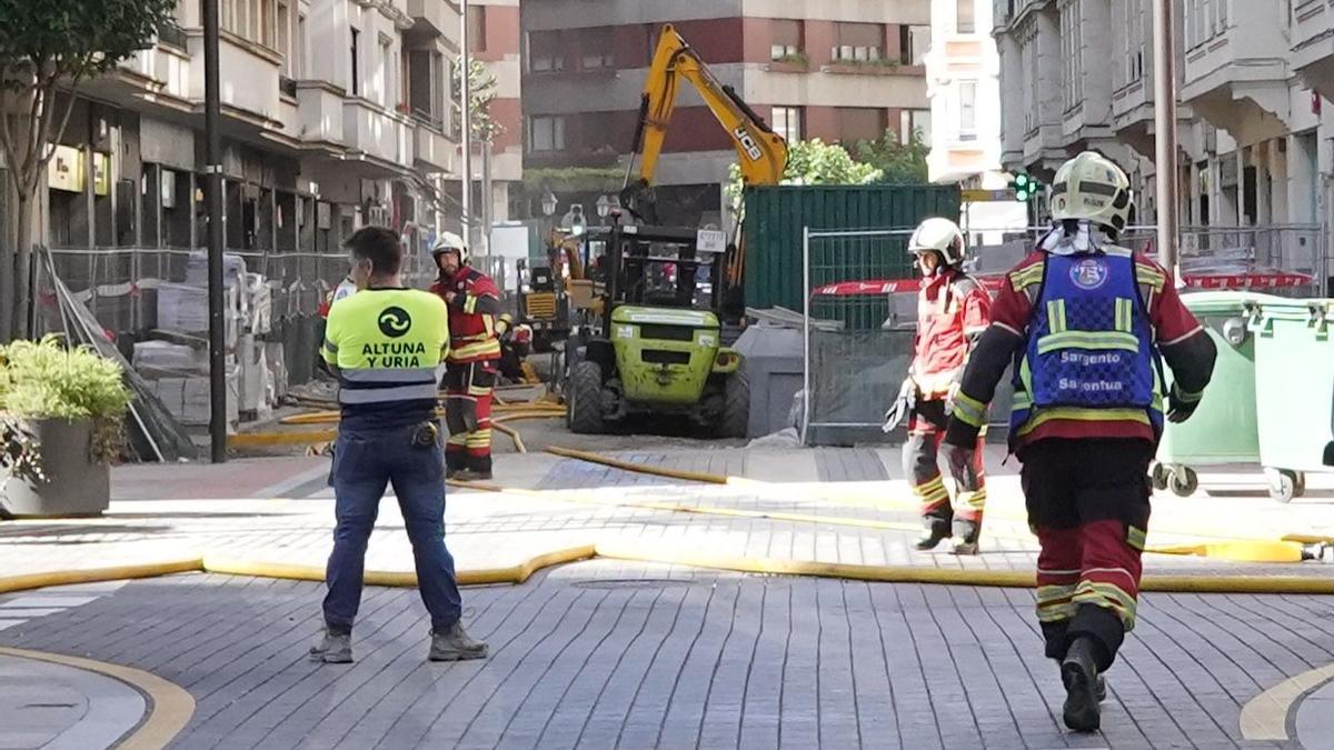 Los bomberos se han desplazado hasta la calle Máximo Aguirre donde se ha registrado el escape de gas