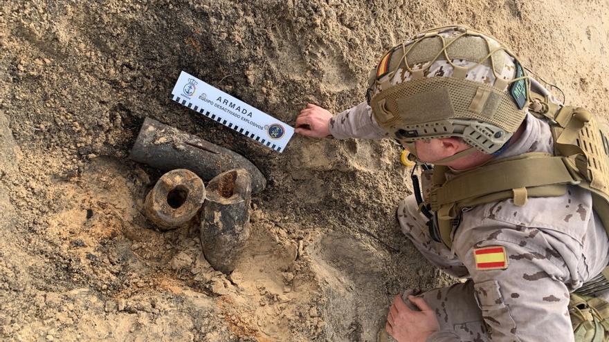 Localizan dos proyectiles de mitad del siglo XX en una playa de Cádiz