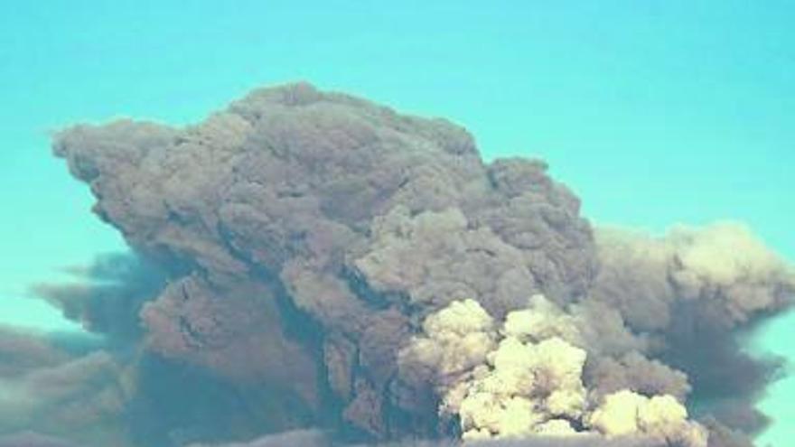 El volcán islandés Eyjafjallajokull, en plena erupción.