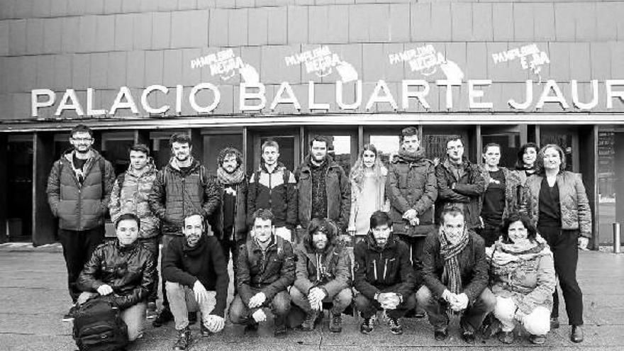 Los alumnos del Centro Cuatro Vientos que han desarrollado la ‘app’, junto a los directores del corto y los responsables del festival.