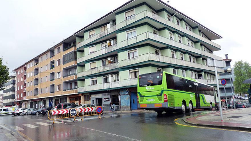 Un Bizkaibus enfila la costanilla.Foto: E. Castresana