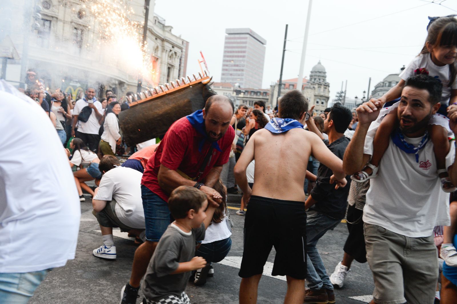 En imágenes: apertura de txosnas y toro de fuego