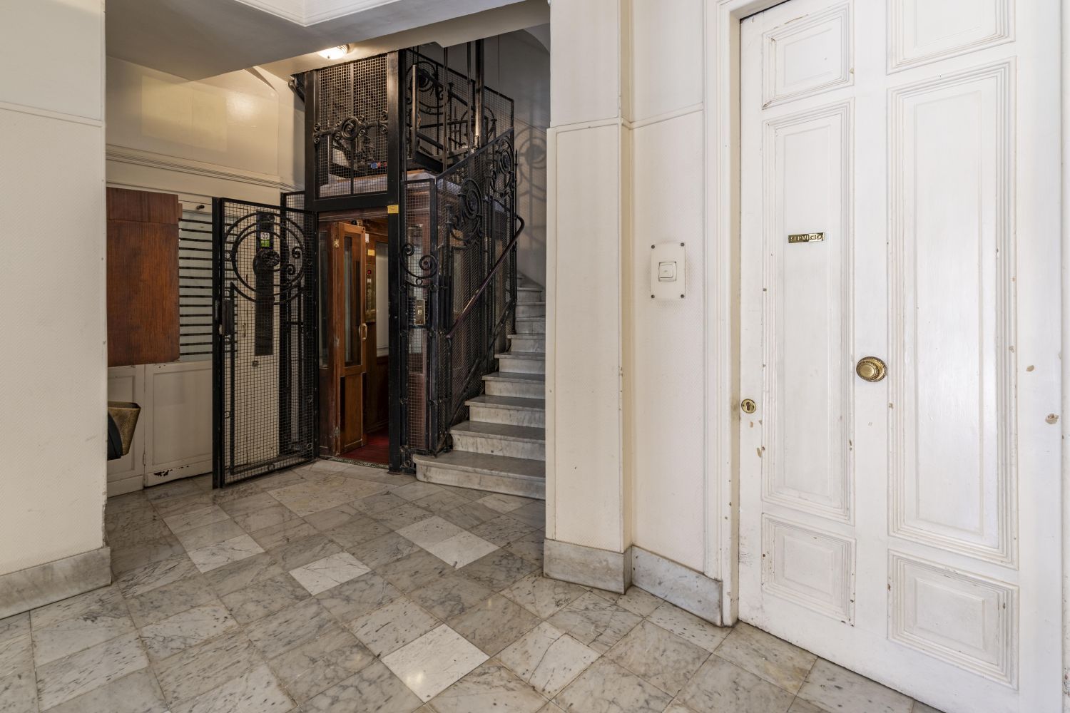 Magnífica propiedad en venta ubicada en un edificio señorial, situada en una de las zonas más elegantes del céntrico barrio de Gros