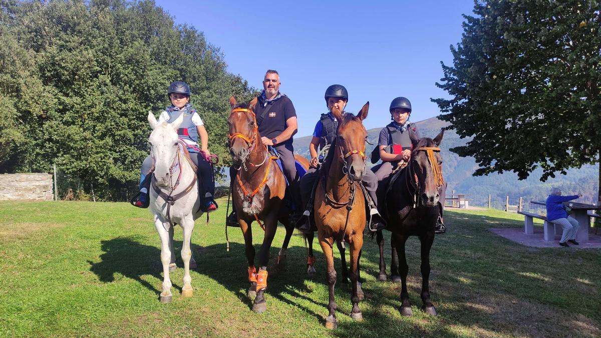 Alain,  Aimar y Endika montan a caballo junto a Gonzalo