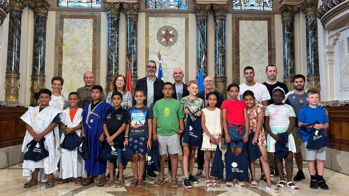 Niños saharauis y ucranianos en el recibimiento en el Ayuntamiento de Donostia