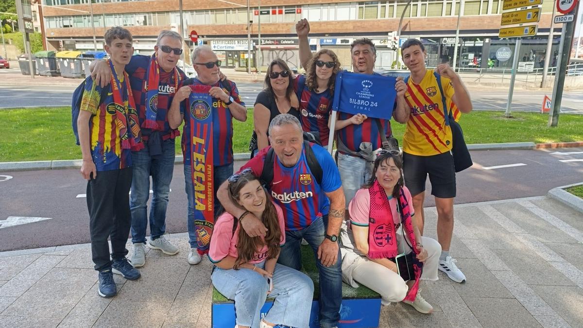 Los aficionados de F.C. Barcelona y Olympique de Lyon llenan las calles de Bilbao