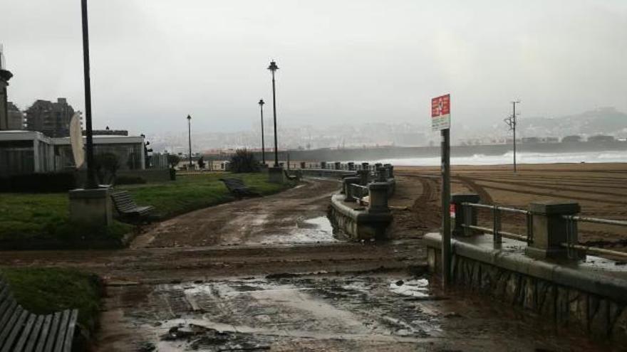 Operarios limpian los destrozos del temporal en Getxo
