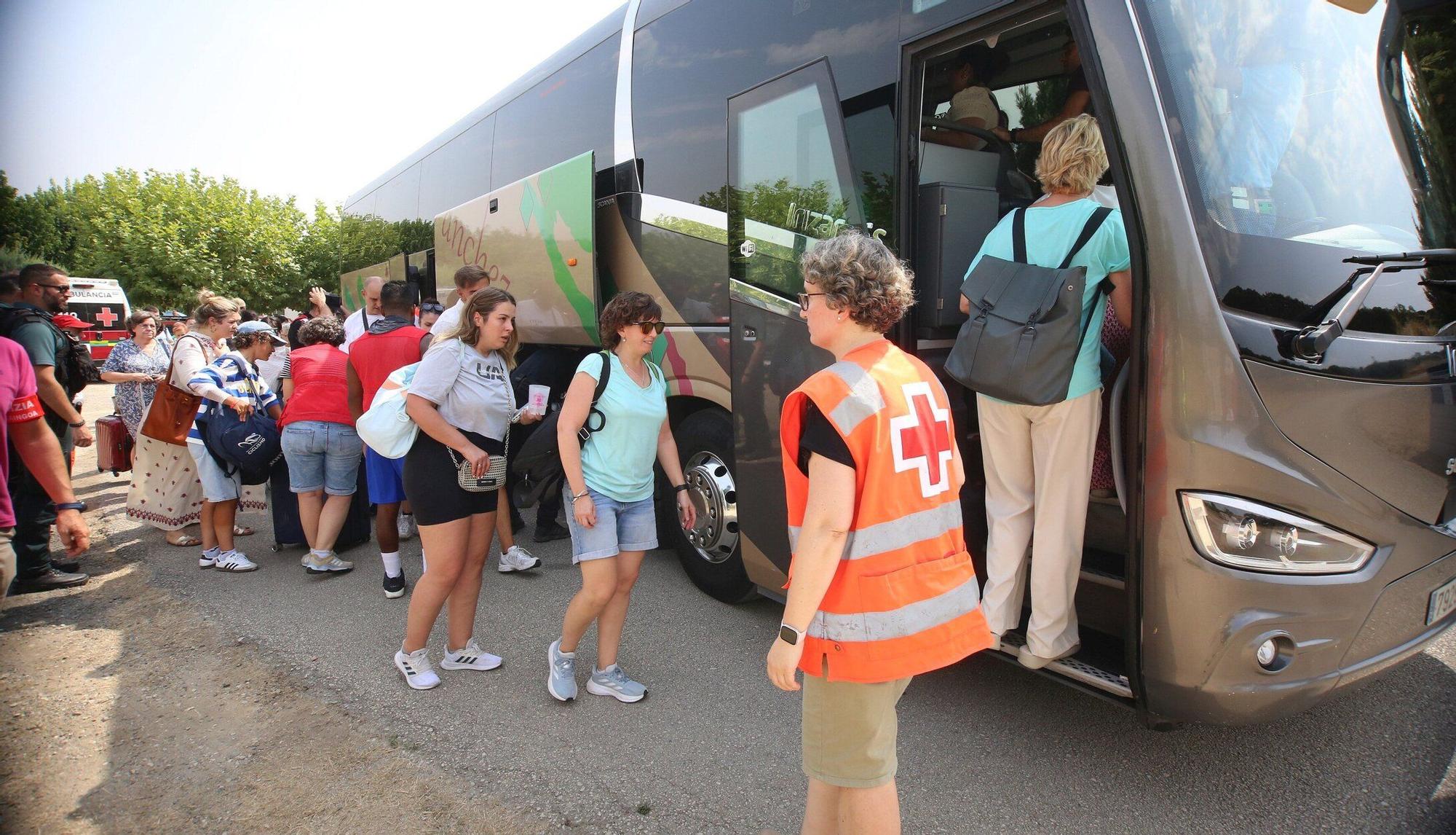 Los 180 viajeros del tren averiado, evacuados a Olite desde las piscinas de Pueyo