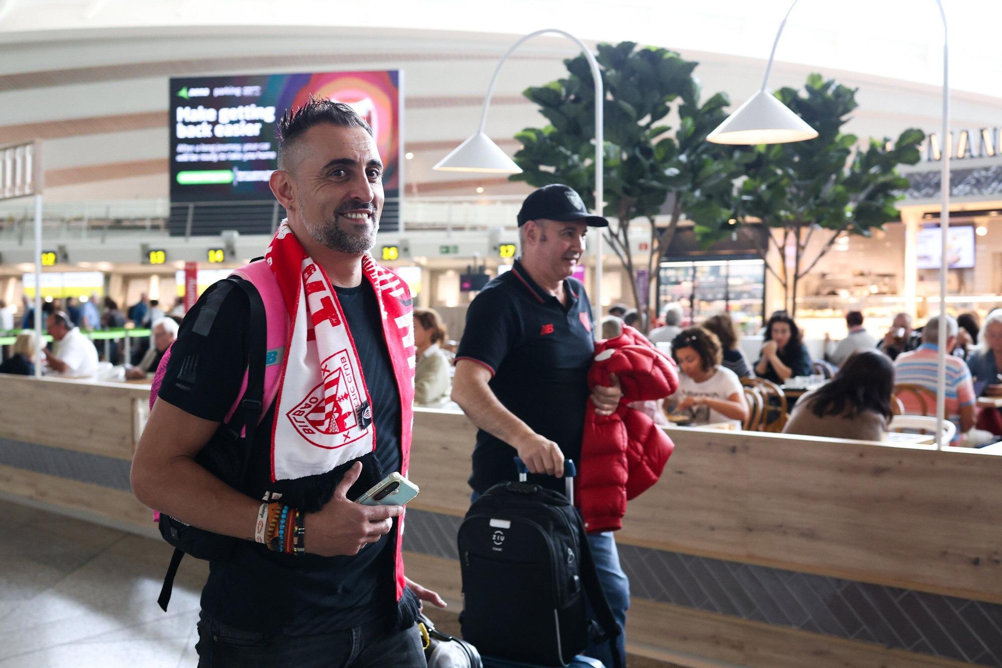Aficionados del Athletic en el aeropuerto de Bilbao antes de viajar a Dortmund