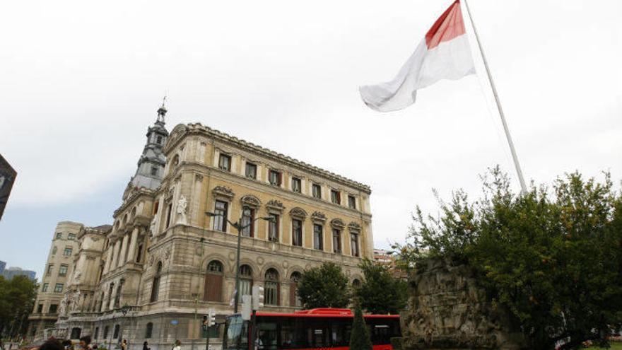 La bandera de Bilbao ondea junto al Ayuntamiento en una imagen de archivo.