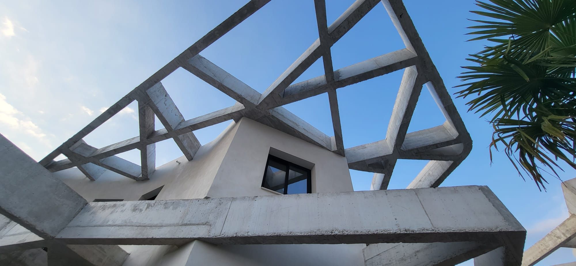 Lo rompedora piscina Mediterranean Sea, diseñada por una constructora donostiarra, para un hotel en Menorca