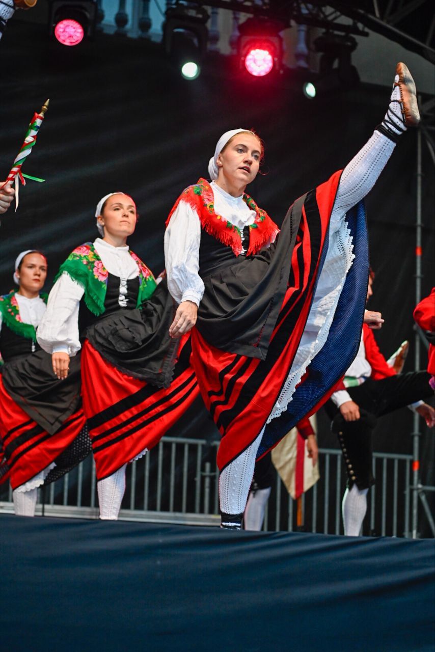 [Fotos] Donostia baila con Goizaldi Dantza Taldea