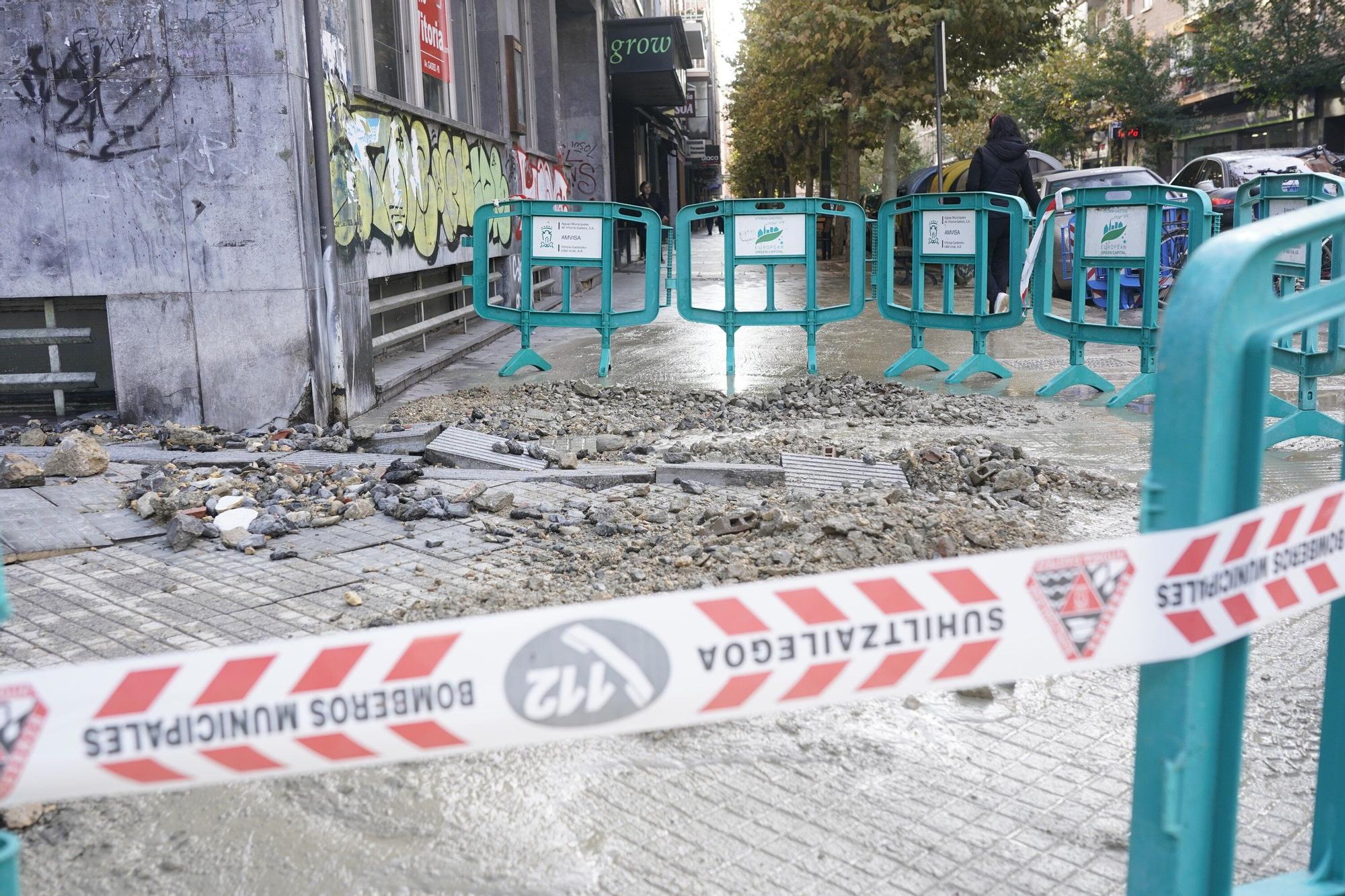 Rotura de la tubería de abastecimiento de agua en el cruce Basoa-Plaza de la Constitución.