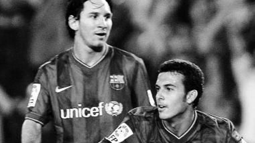 Pedro celebra su gol al Almería ante Leo Messi.