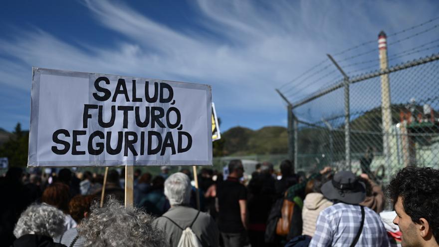 Meatzaldea se planta ante Petronor para denunciar la última incidencia