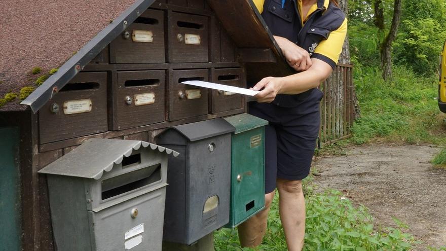Kilómetros de historias en cada entrega postal por la Bizkaia rural