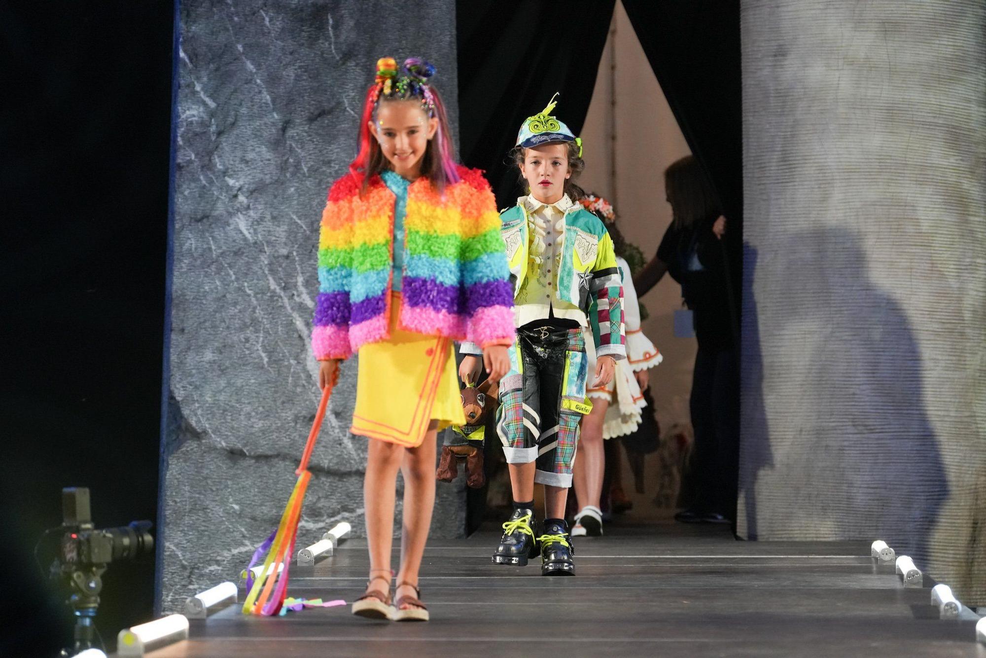 En imágenes: así ha sido el desfile de Vestidos de Papel de Güeñes