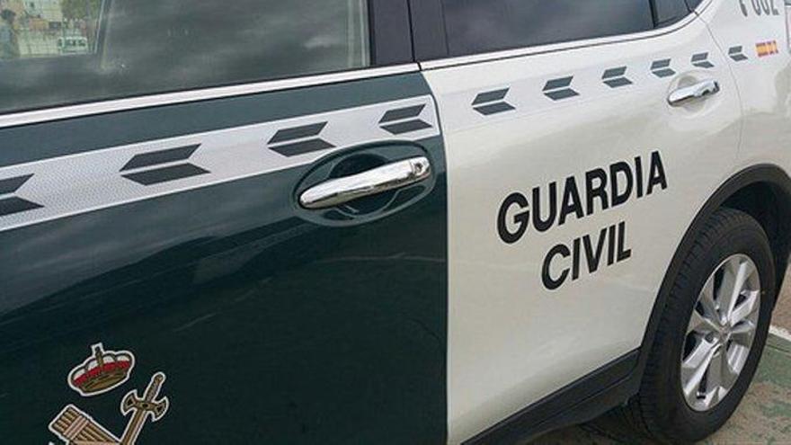 Una conductora arrastra del brazo unos 25 metros al agente que la multó por exceso de velocidad