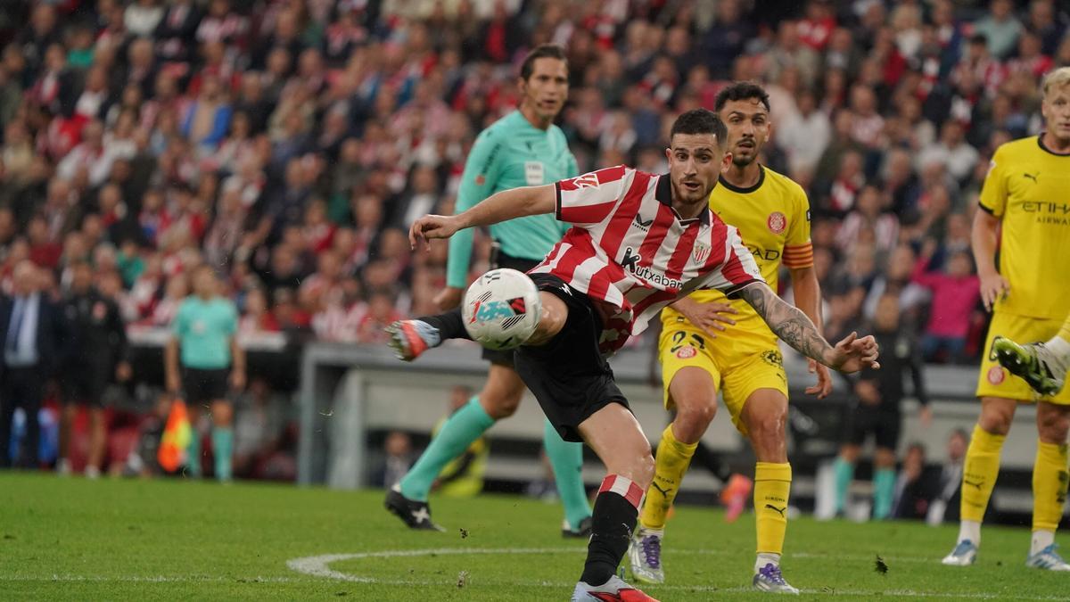 Oihan Sancet golpea un balón que se le marchó por encima de la portería en el partido del pasado martes ante el Girona en San Mamés.