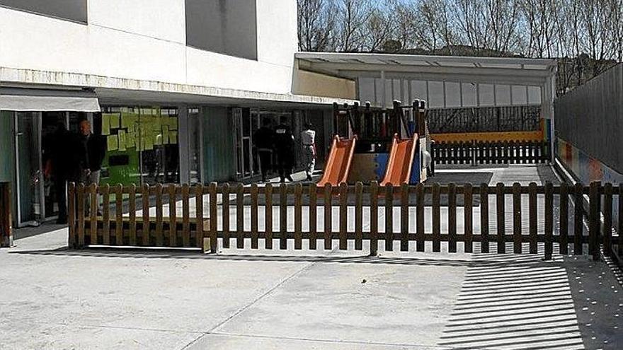 Agentes de la Policía Foral, en el patio donde ocurrió el suceso.