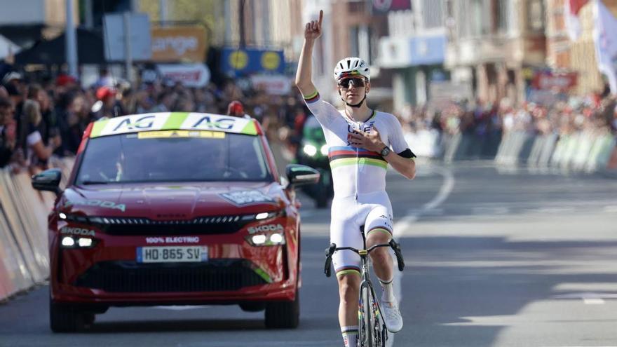 Pogacar doma a Seixas en Lieja