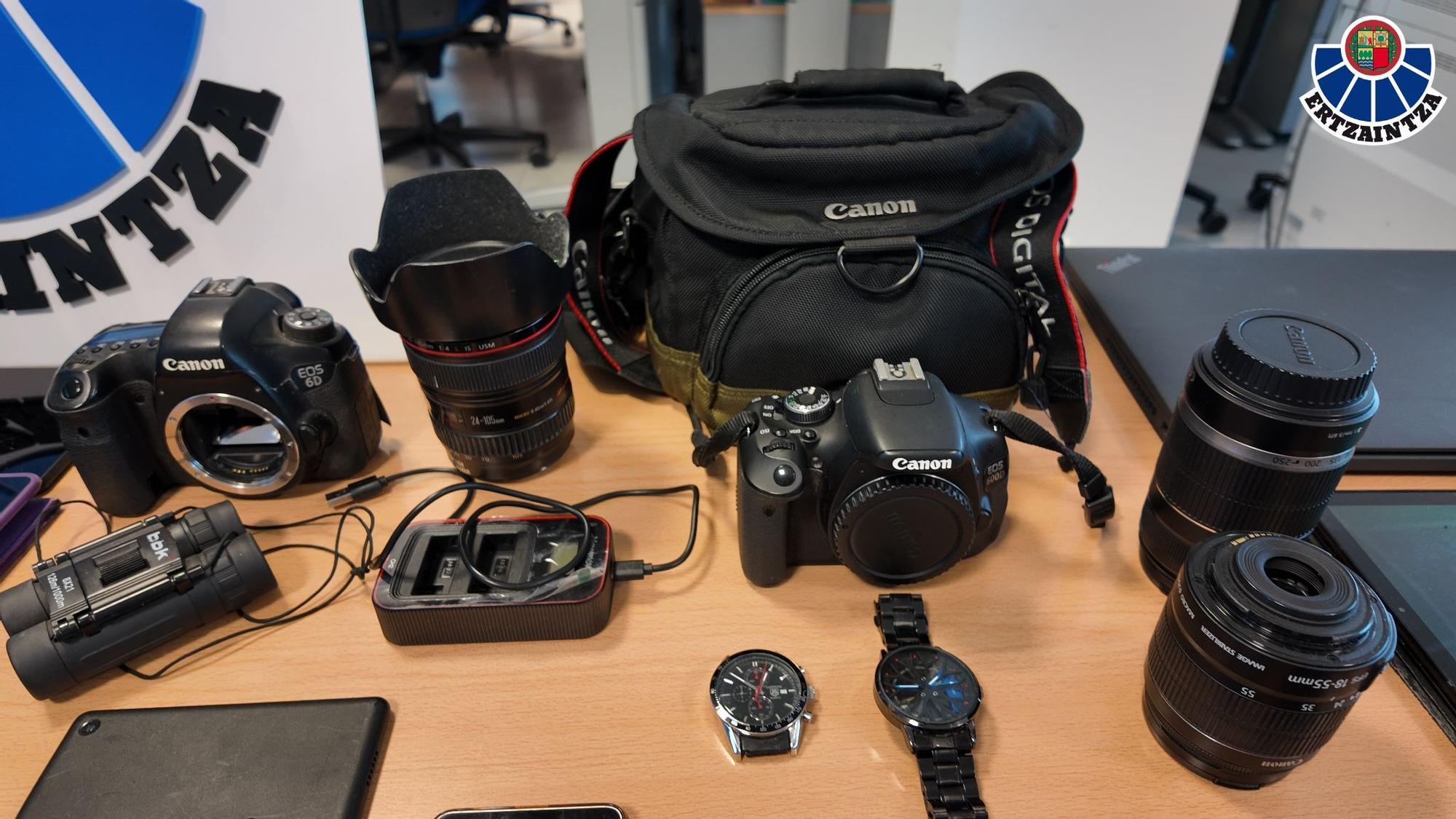 Dispositivos electrónicos incautados a la banda que operaba en Bizkaia