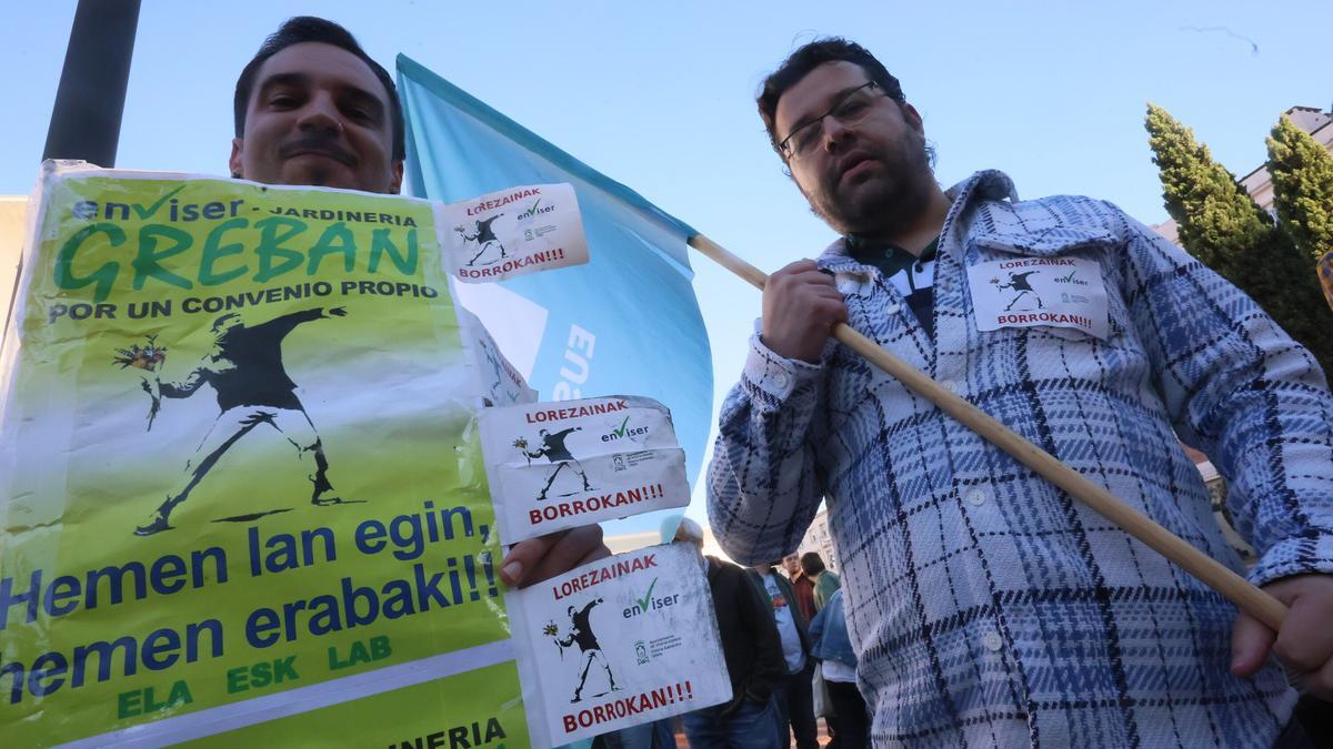 En imágenes: Los jardineros de Vitoria cumplen seis meses de huelga con una manifestación