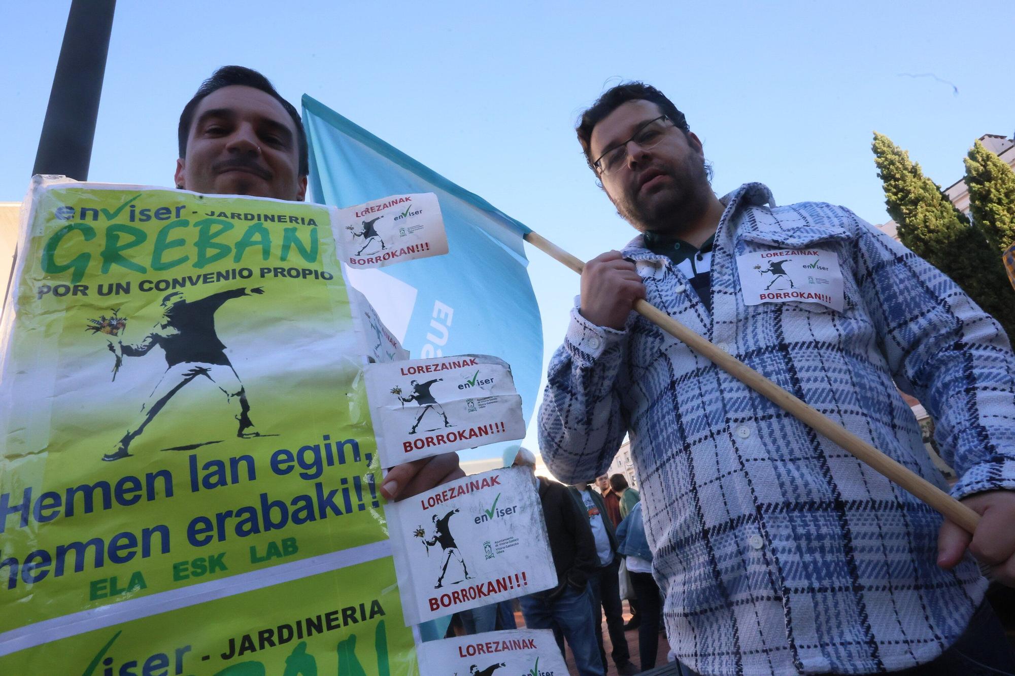 En imágenes: Los jardineros de Vitoria cumplen seis meses de huelga con una manifestación