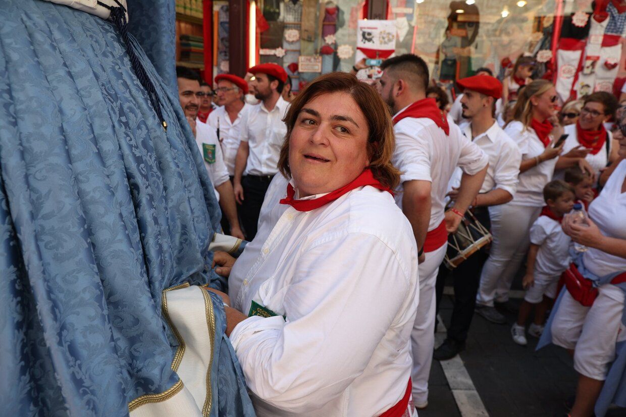 La Asociacion Festa-Los de Bronce entrega el Premio Festa 2022 a las mujeres que impulsaron la desaparición de las llamadas "madrinas" de las peñas en los Sanfermines