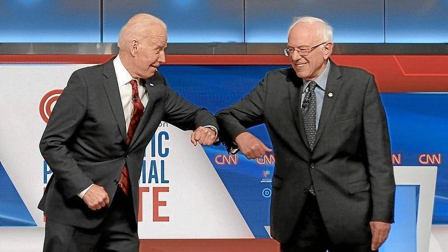 Los candidatos presidenciales demócratas Joe Biden y Bernie Sanders, se saludan en el último debate entre ambos. Foto: Efe