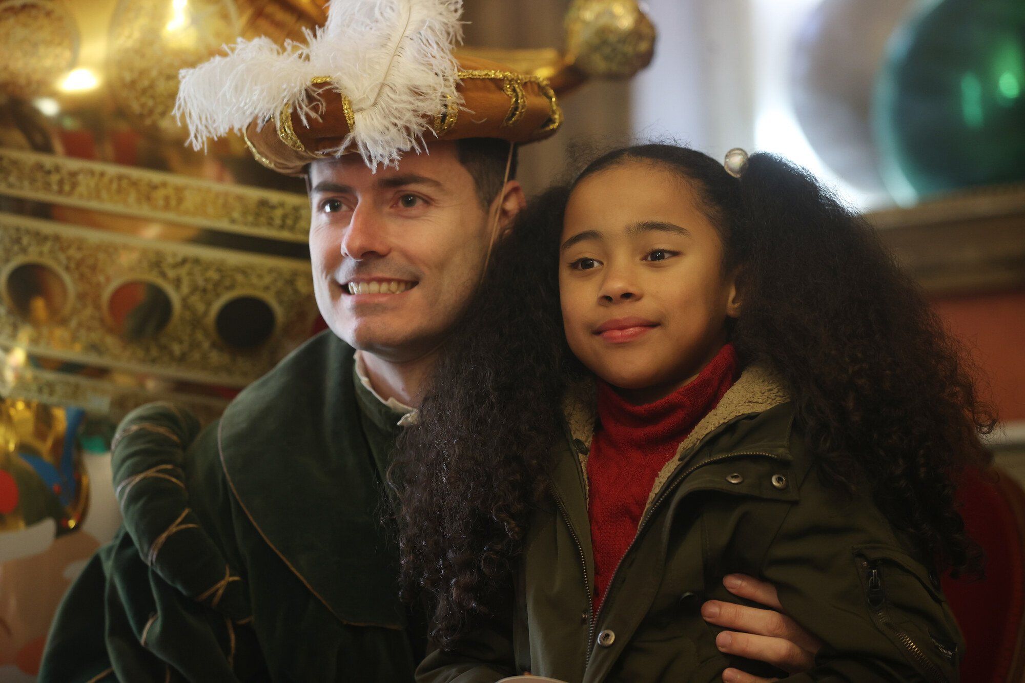 Cientos de jóvenes de Pamplona entregan sus cartas a los pajes de los Reyes Magos