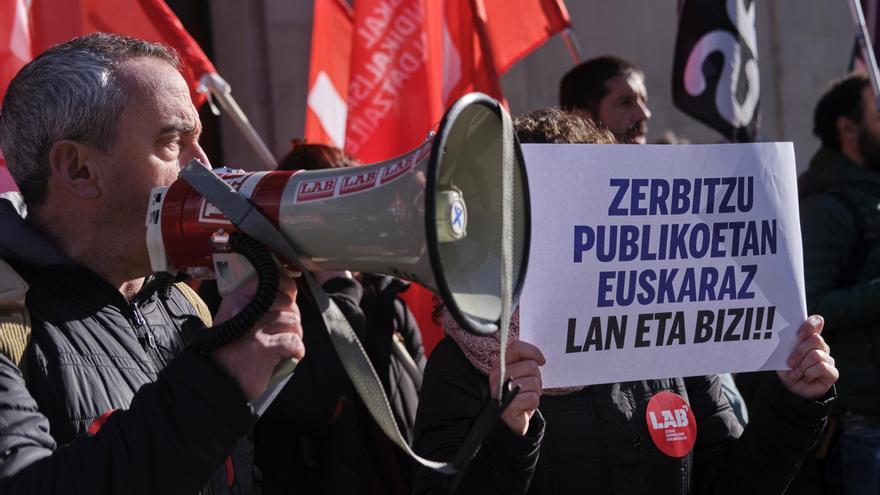 Fotos de la concentración de ELA y LAB para reivindicar "el derecho a trabajar y vivir en euskera en el sector público"