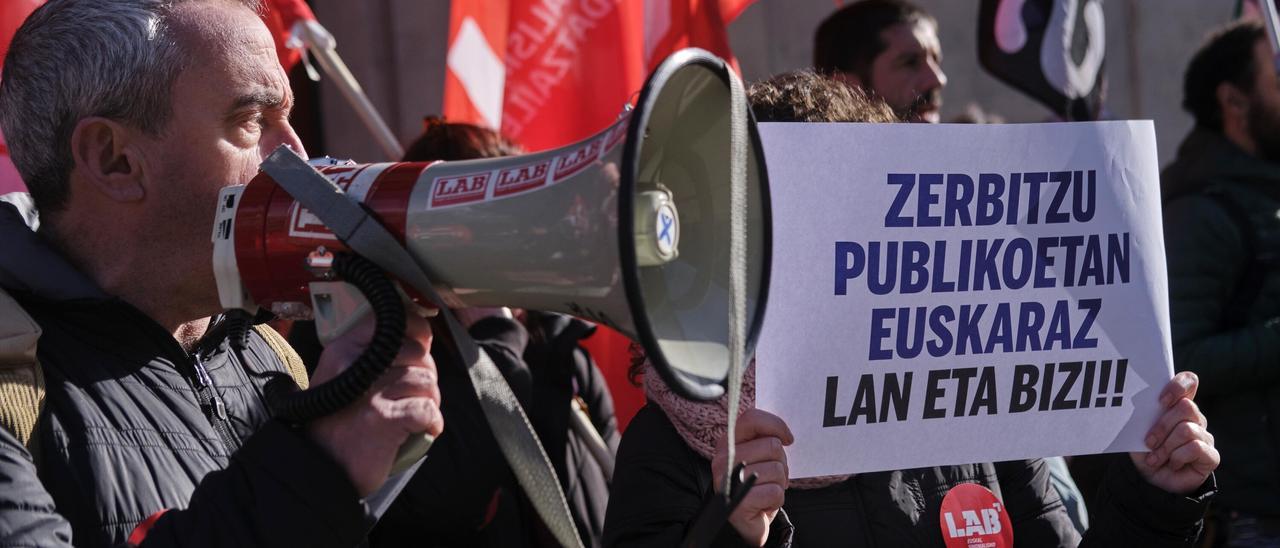Fotos de la concentración de ELA y LAB para reivindicar "el derecho a trabajar y vivir en euskera en el sector público"